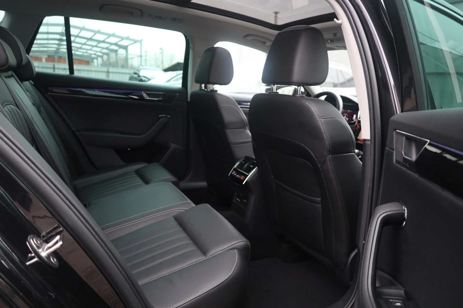 Skoda Superb 2.0 TDI 4x4 L&K ACC Massage KeyGO KAM Pano iCarbg, снимка 8 - Автомобили и джипове - 53189362