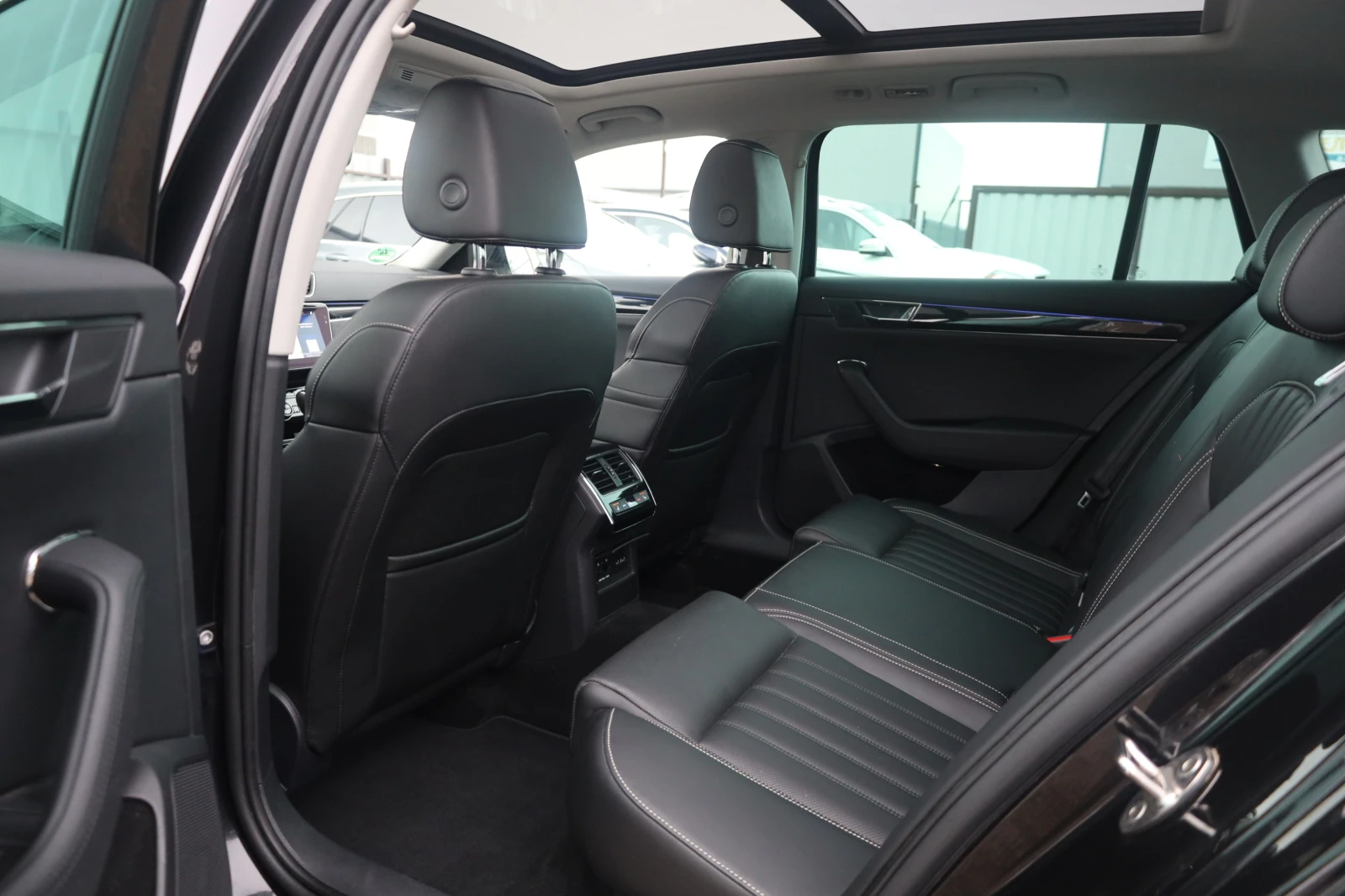 Skoda Superb 2.0 TDI 4x4 L&K ACC Massage KeyGO KAM Pano iCarbg, снимка 10 - Автомобили и джипове - 53189362