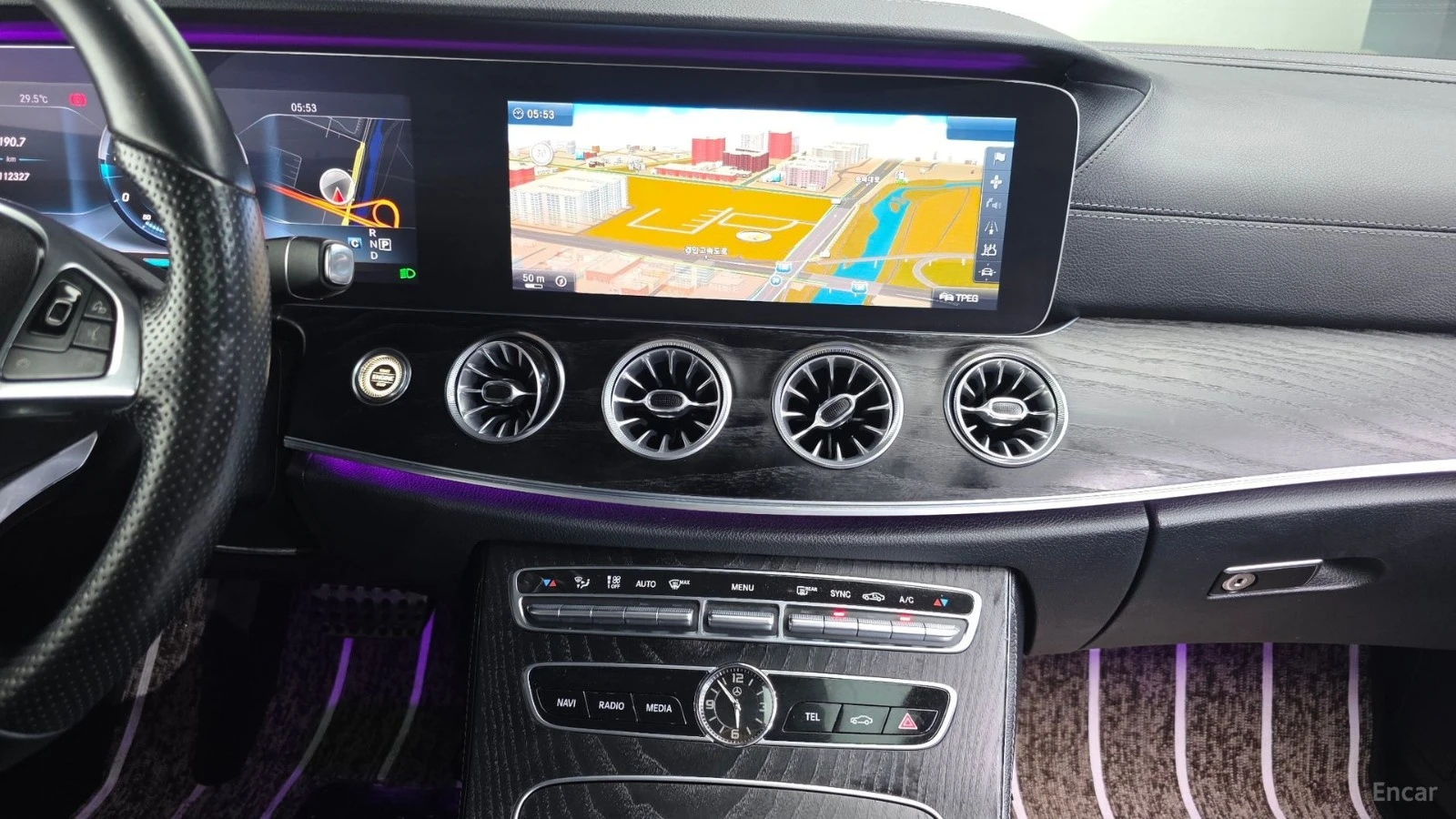 Mercedes-Benz E 220 AMG* DIGITAL* ПАМЕТ* КАМЕРА* ПОДГРЕВ* HEADUP, снимка 14 - Автомобили и джипове - 55459653