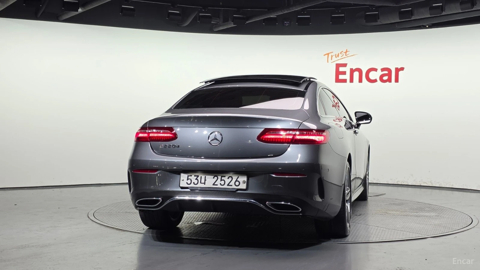 Mercedes-Benz E 220 AMG* DIGITAL* ПАМЕТ* КАМЕРА* ПОДГРЕВ* HEADUP, снимка 4 - Автомобили и джипове - 55459653