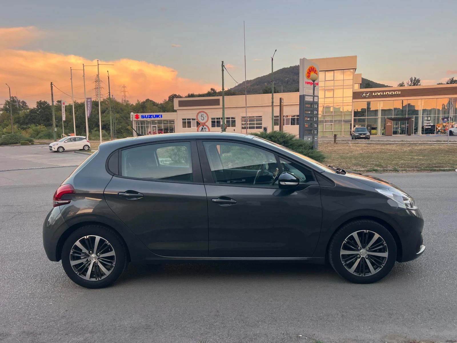 Peugeot 208 1.2 PURE TECH/PANORAMA/TOP, снимка 7 - Автомобили и джипове - 56197290