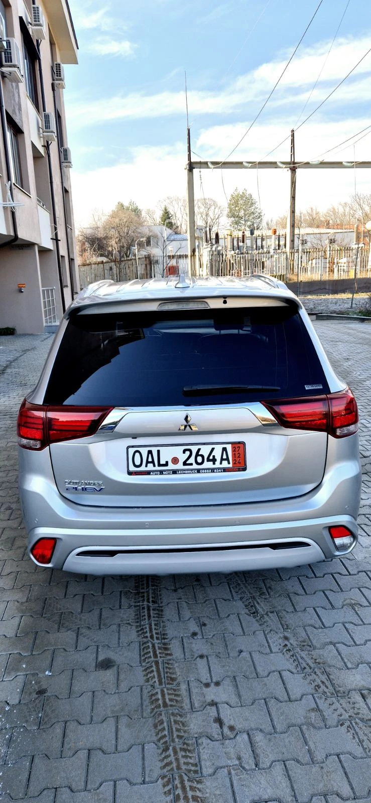 Mitsubishi Outlander 2.4 MIVEC (224 кс) Plug-in Hybrid 4WD, снимка 2 - Автомобили и джипове - 49171711