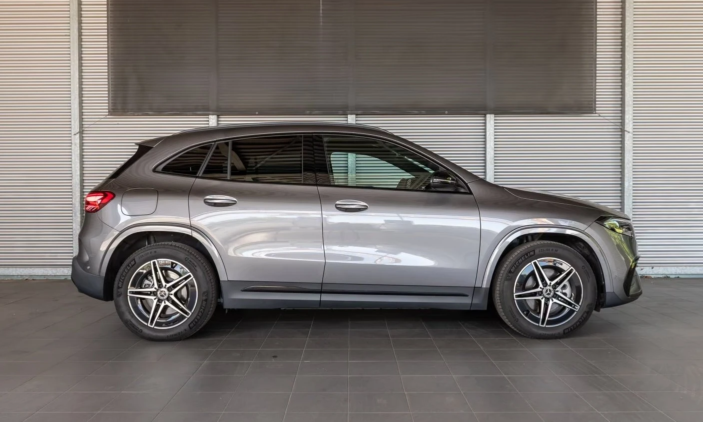 Mercedes-Benz EQA 300 / FACELIFT / AMG / 4 MATIC / NIGHT / CAMERA, снимка 5 - Автомобили и джипове - 55709186