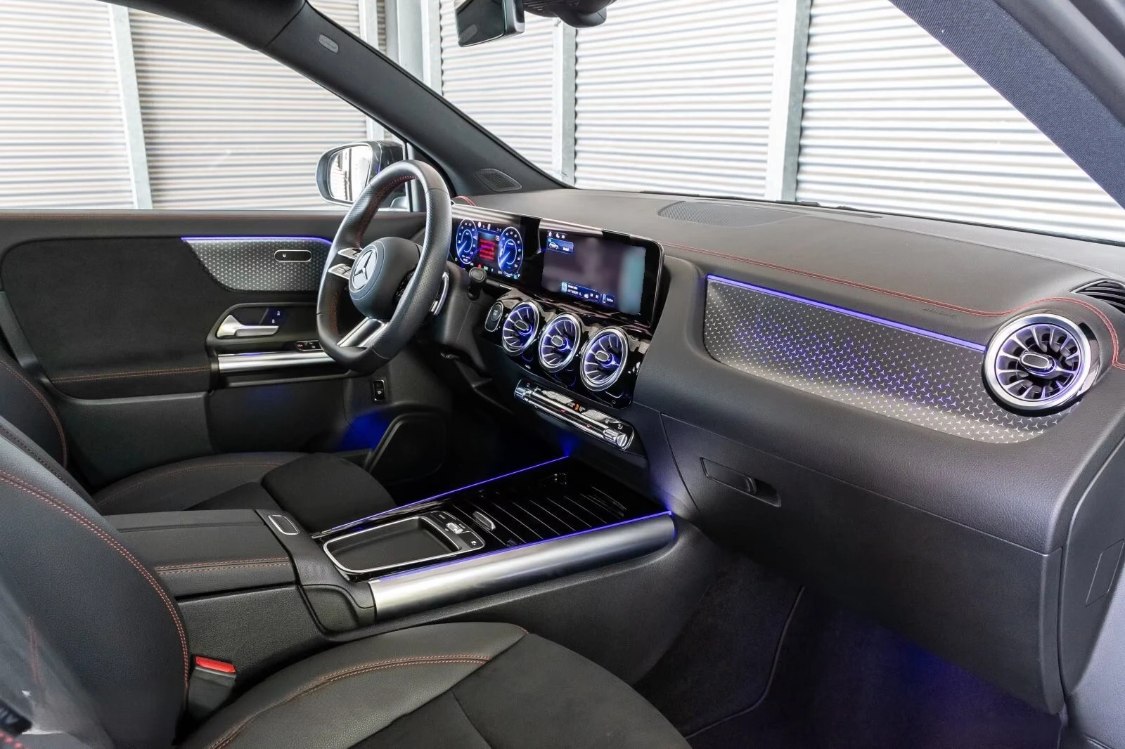 Mercedes-Benz EQA 300 / FACELIFT / AMG / 4 MATIC / NIGHT / CAMERA, снимка 11 - Автомобили и джипове - 55709186