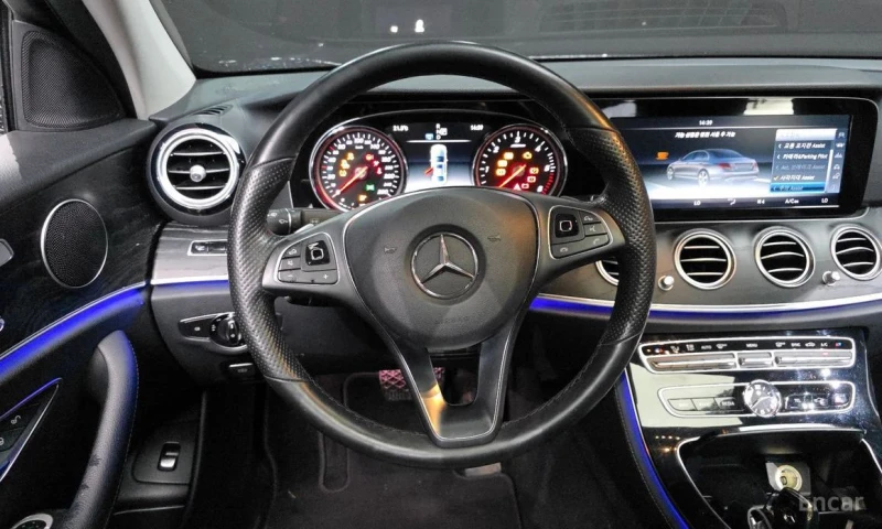 Mercedes-Benz E 220, снимка 13 - Автомобили и джипове - 53123734