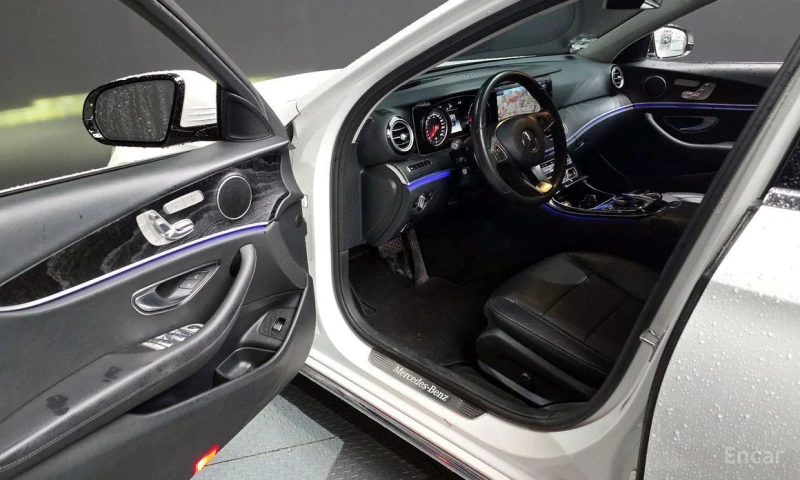 Mercedes-Benz E 220, снимка 10 - Автомобили и джипове - 53123734