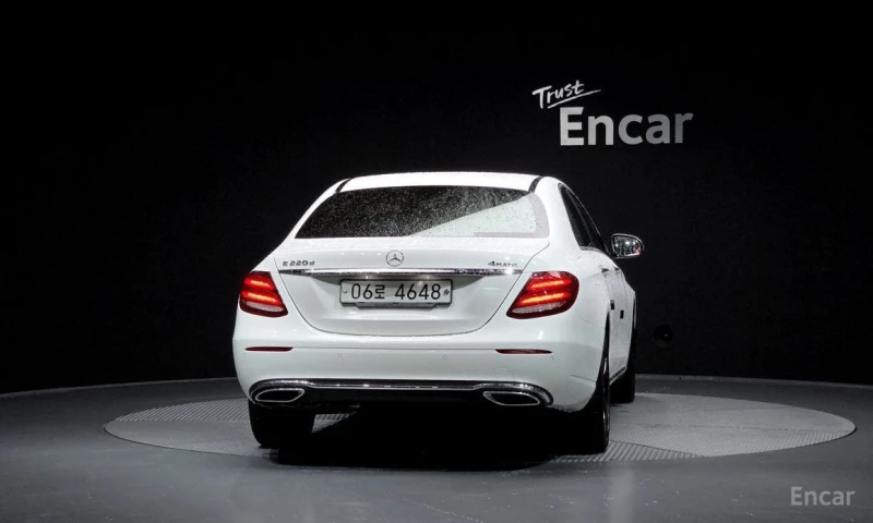 Mercedes-Benz E 220, снимка 4 - Автомобили и джипове - 53123734