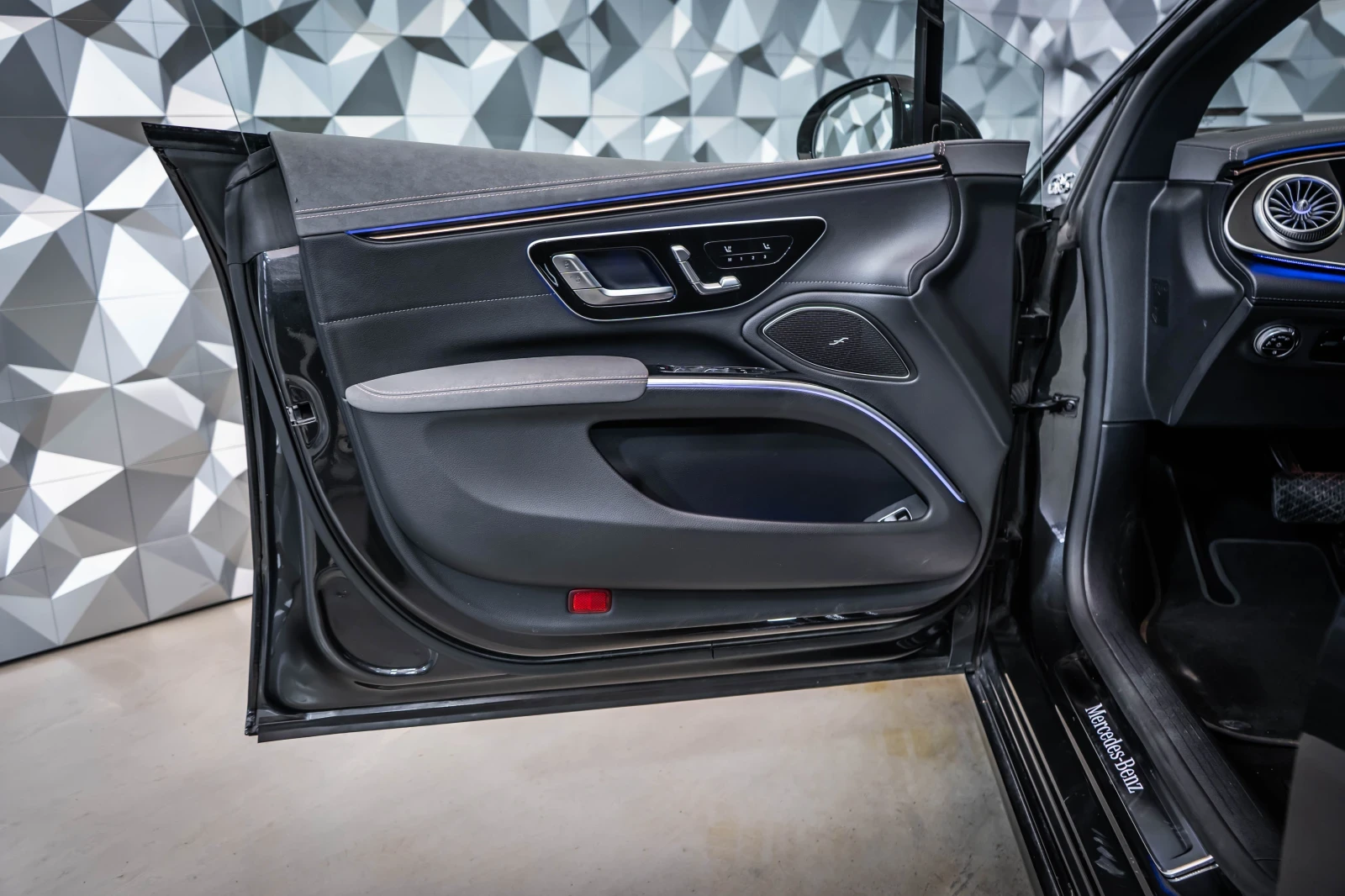 Mercedes-Benz EQS 450+ Night* ElectricArt* Distronic* Pano, снимка 7 - Автомобили и джипове - 54023323