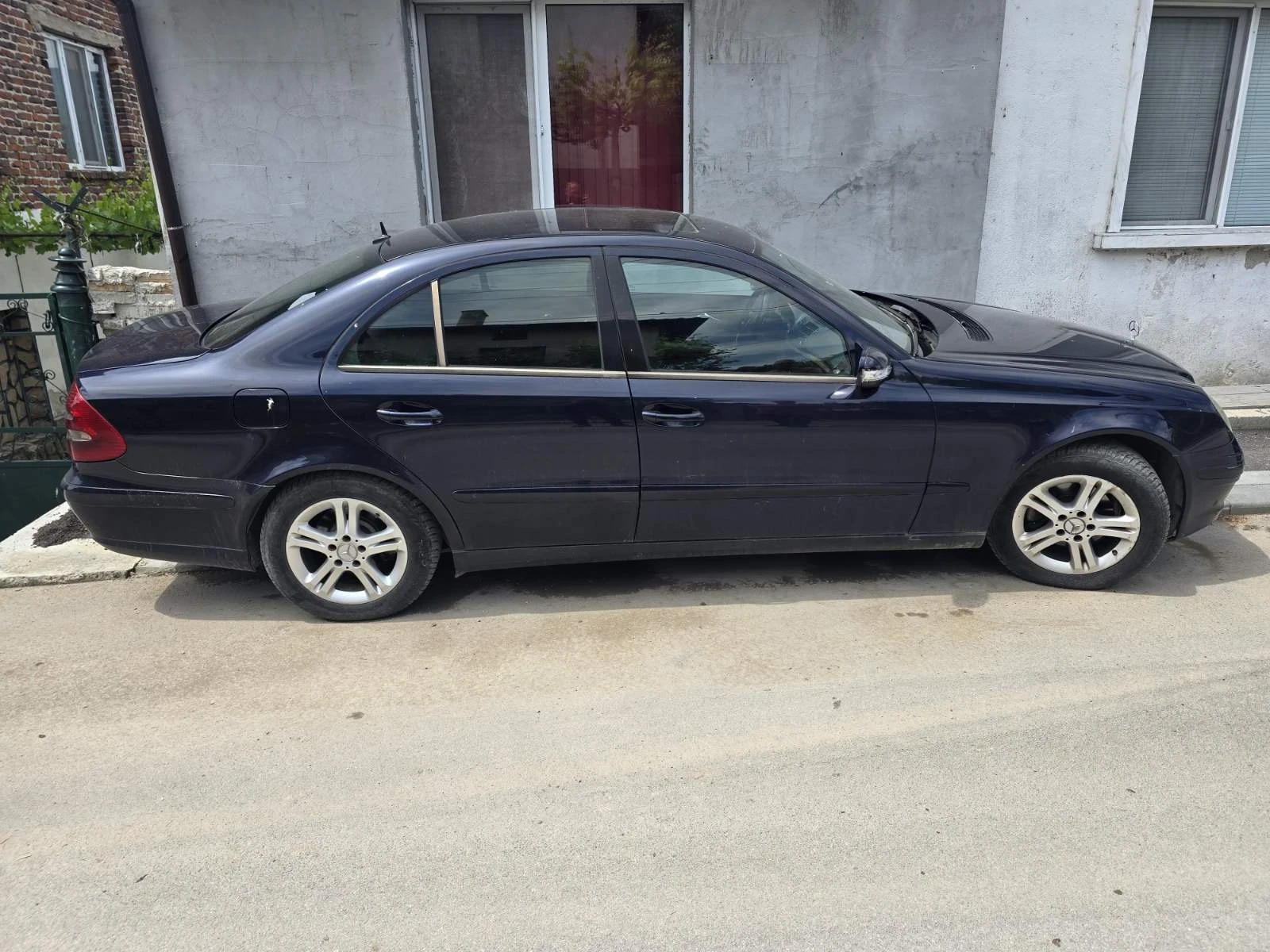 Mercedes-Benz E 220, снимка 2 - Автомобили и джипове - 54610358