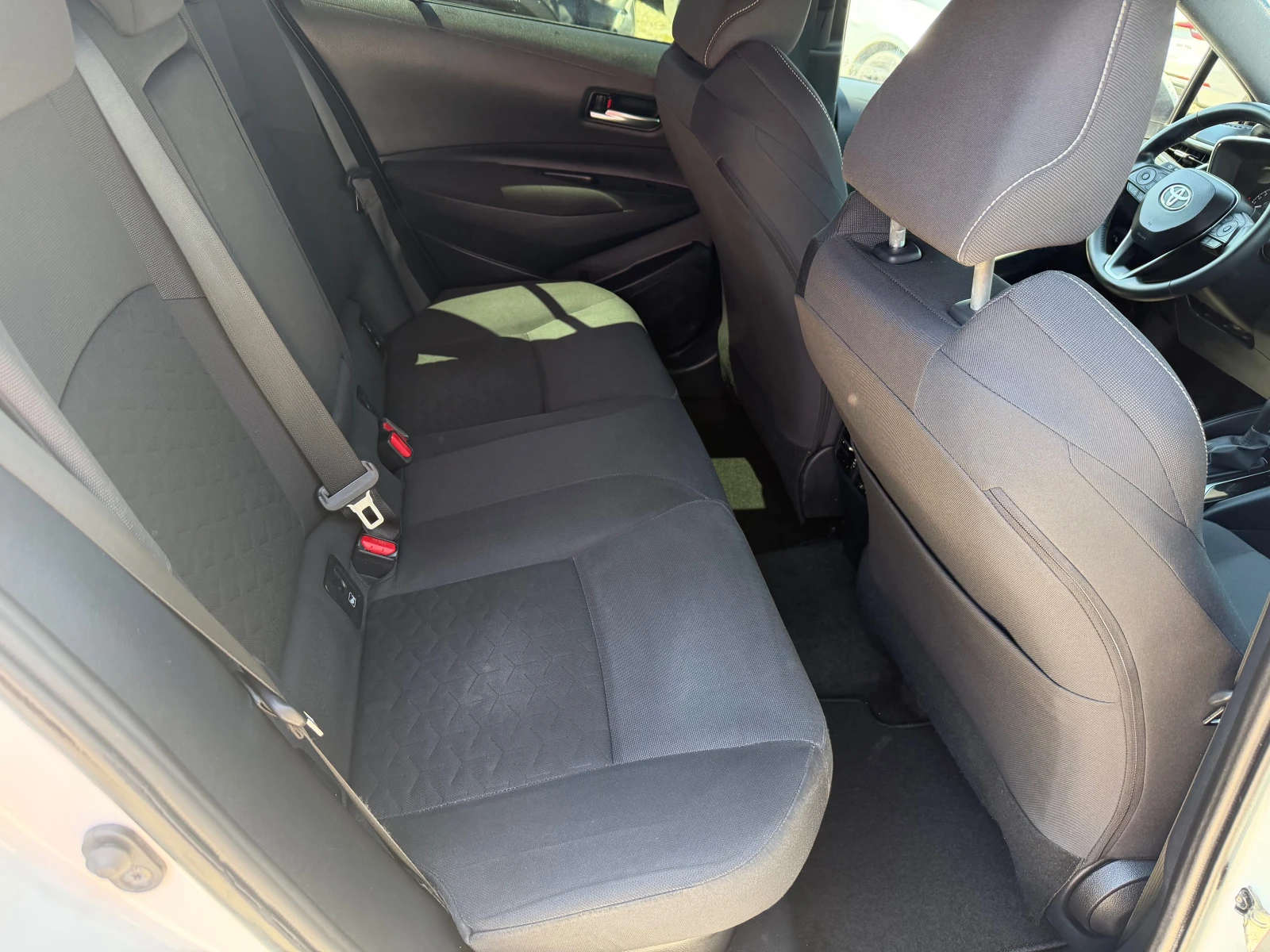 Toyota Corolla 1.8 HYBRID, снимка 13 - Автомобили и джипове - 54862565