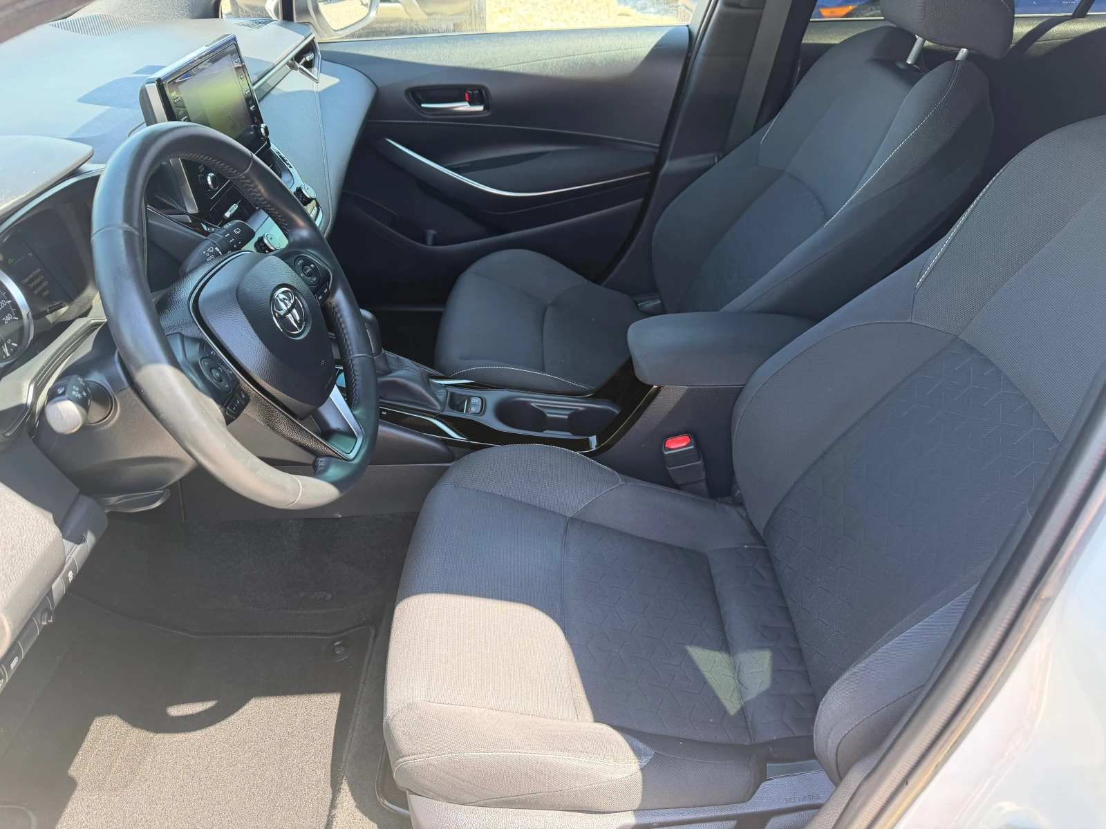 Toyota Corolla 1.8 HYBRID, снимка 9 - Автомобили и джипове - 54862565
