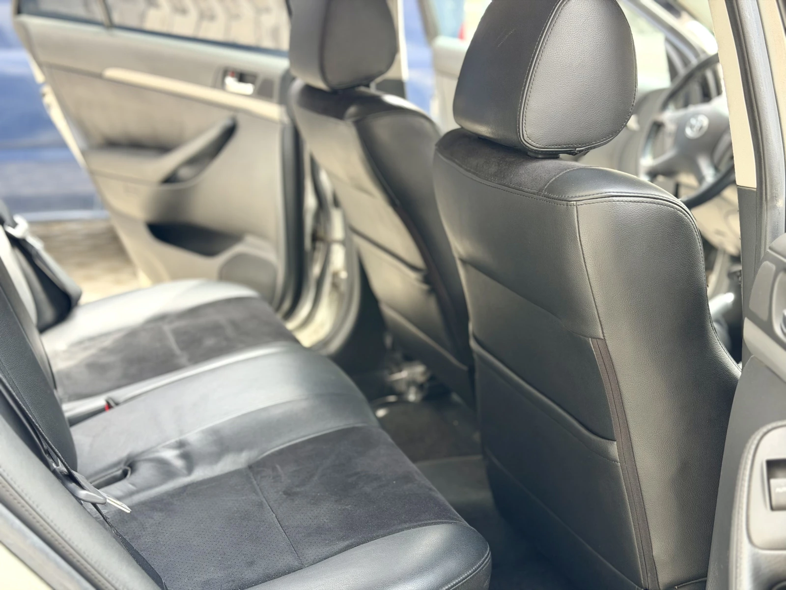 Toyota Avensis 2.2 D-4D, снимка 14 - Автомобили и джипове - 56056423