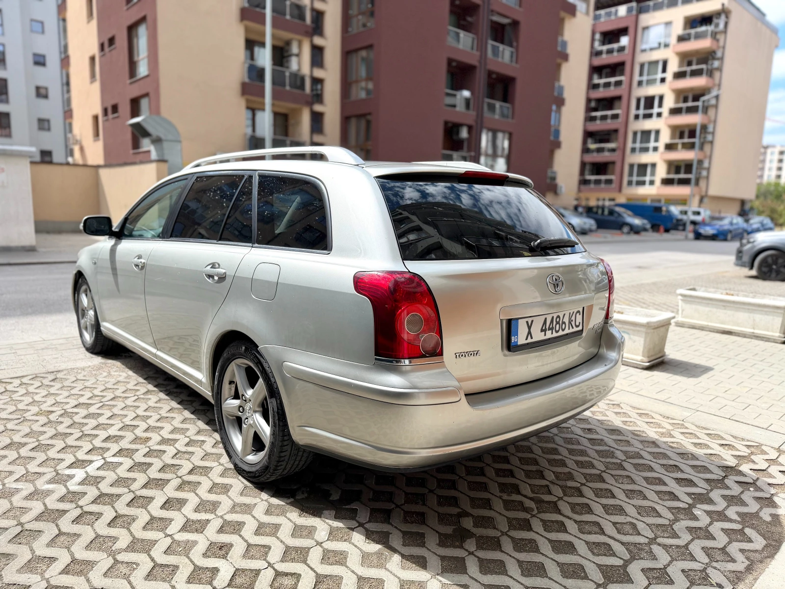 Toyota Avensis 2.2 D-4D, снимка 6 - Автомобили и джипове - 56056423