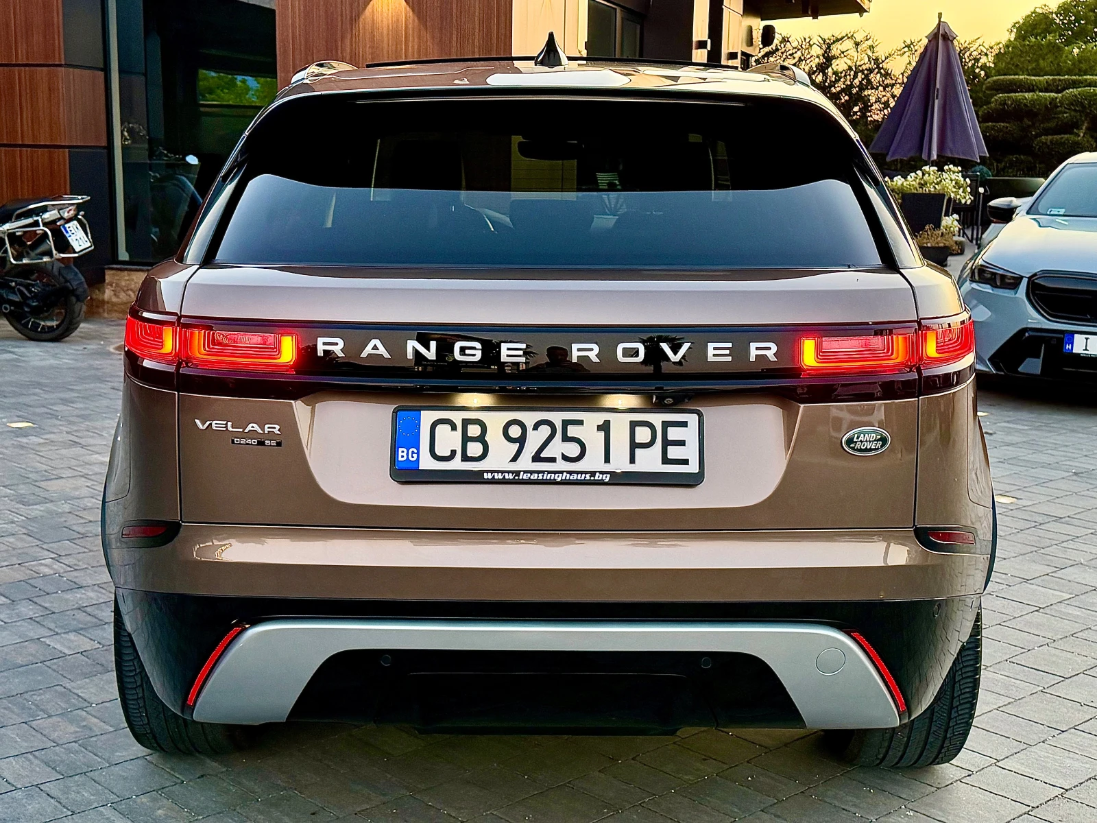 Land Rover Range Rover Velar D240 SE * PANO* OBDUH* MASAJ* KeyLess* HUD* MERIDI, снимка 6 - Автомобили и джипове - 55083903