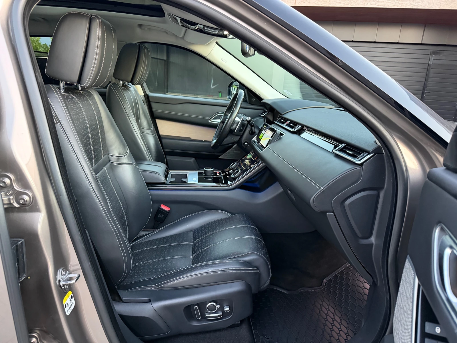 Land Rover Range Rover Velar D240 SE * PANO* OBDUH* MASAJ* KeyLess* HUD* MERIDI, снимка 12 - Автомобили и джипове - 55083903