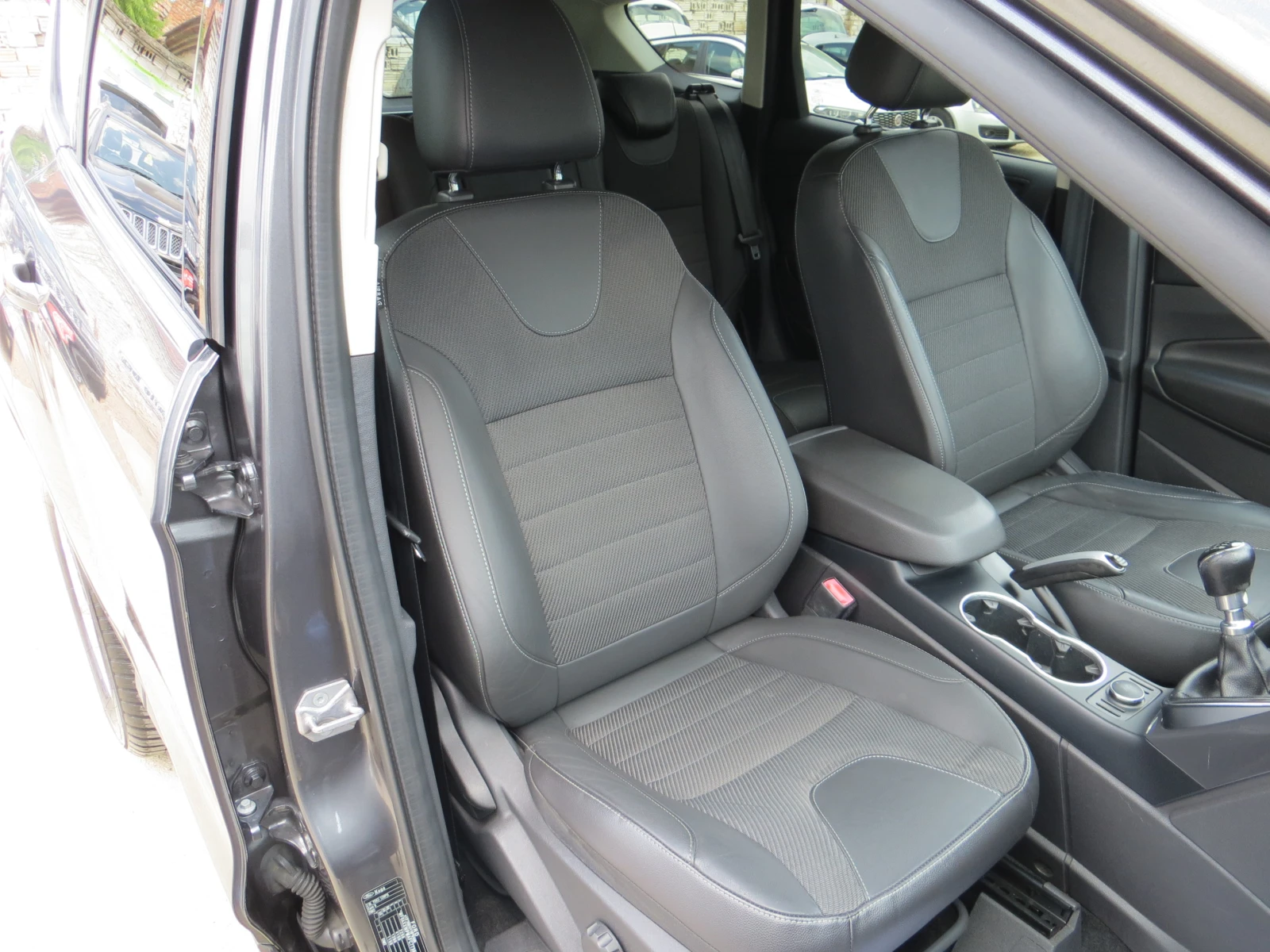 Ford Kuga 2.0TDCI-Titanium-Камера-Сервизна история!!, снимка 15 - Автомобили и джипове - 55686368