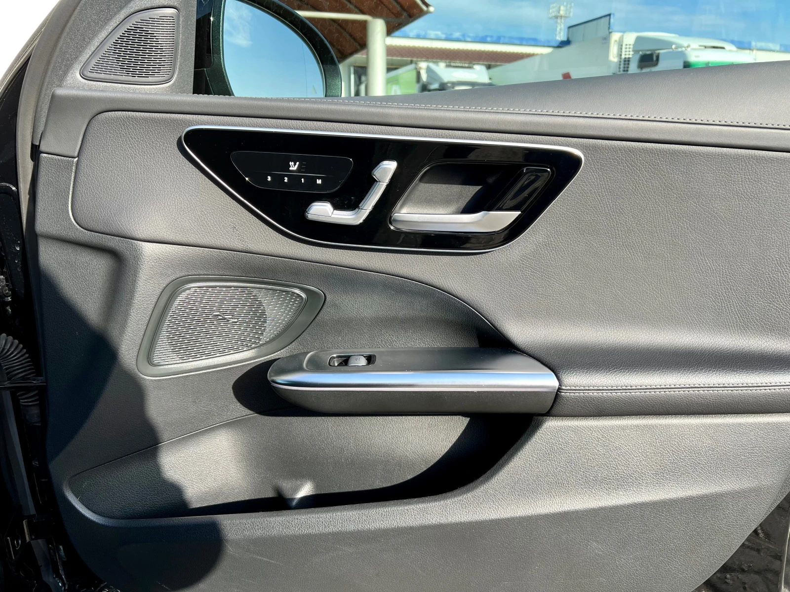 Mercedes-Benz C 200 AMG Line 4M    2025 | Mobile.bg   12