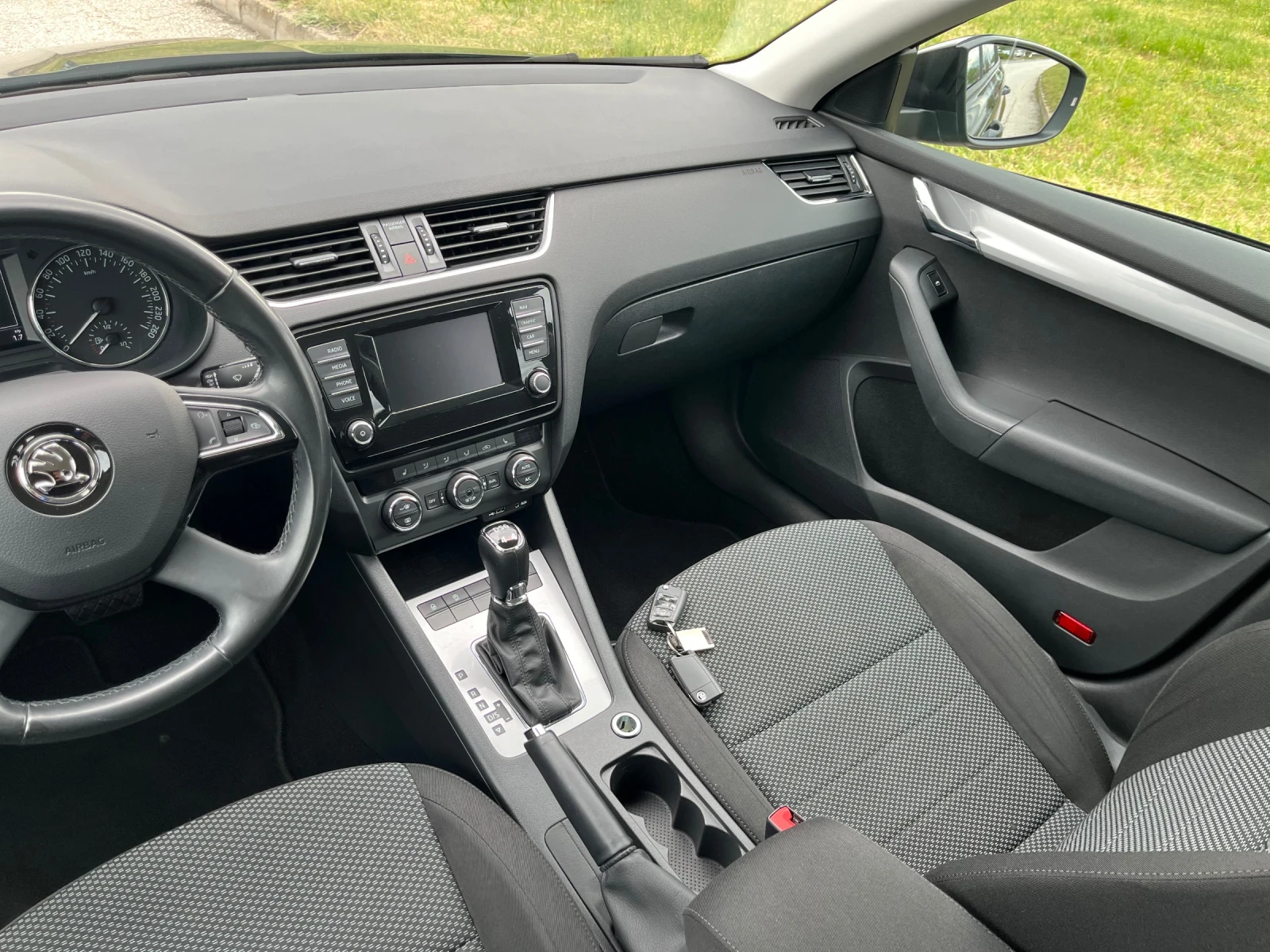 Skoda Octavia 1.8 Turbo DSG 4x4, снимка 17 - Автомобили и джипове - 54382735