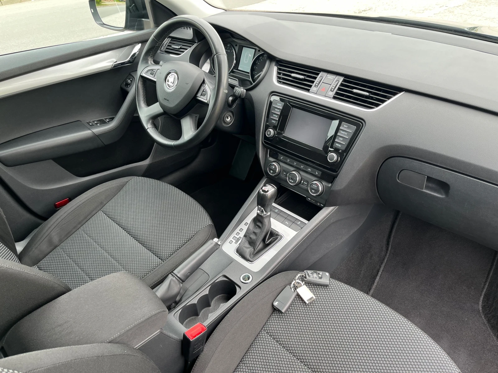 Skoda Octavia 1.8 Turbo DSG 4x4, снимка 9 - Автомобили и джипове - 54382735