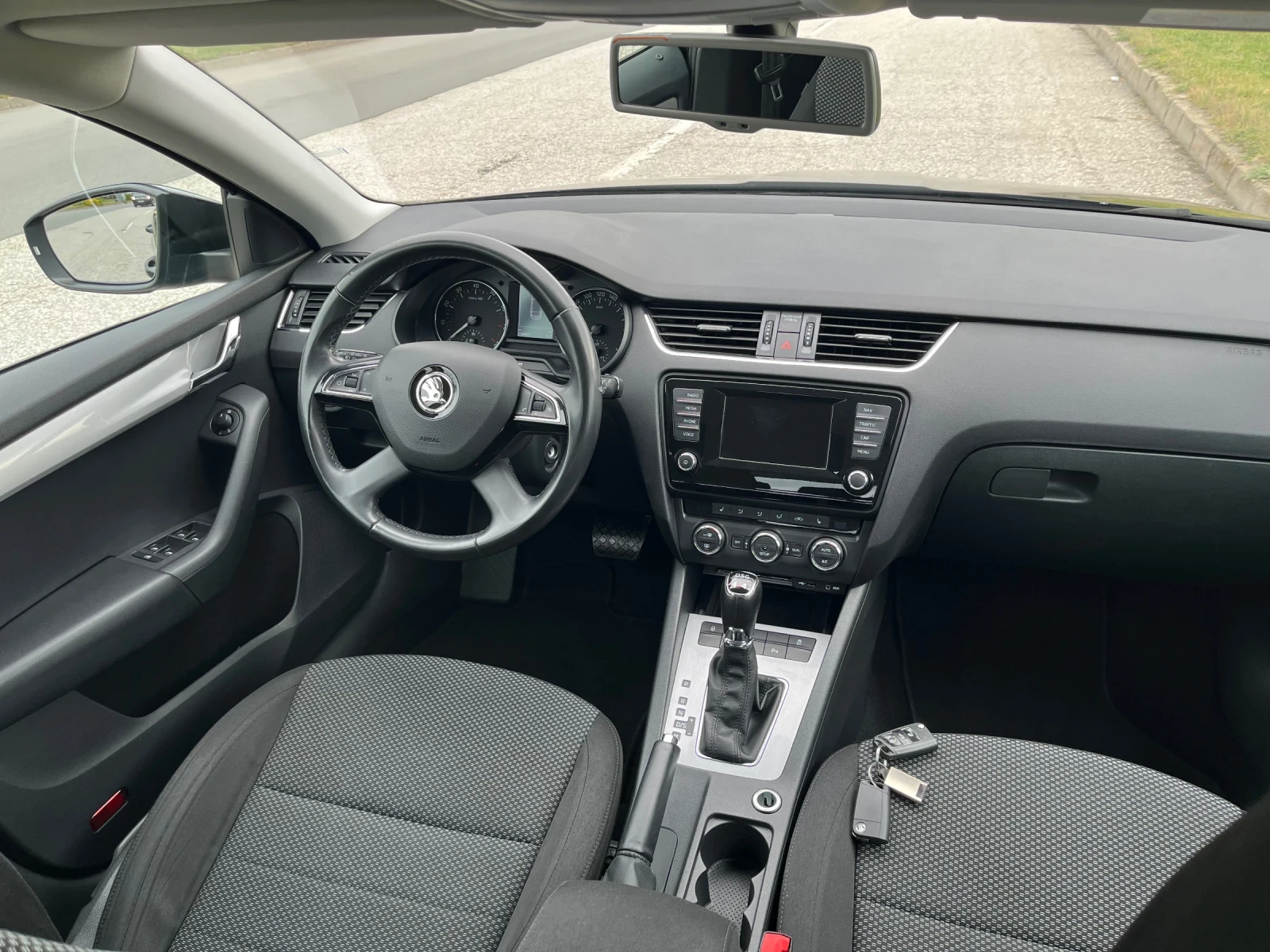 Skoda Octavia 1.8 Turbo DSG 4x4, снимка 11 - Автомобили и джипове - 54382735