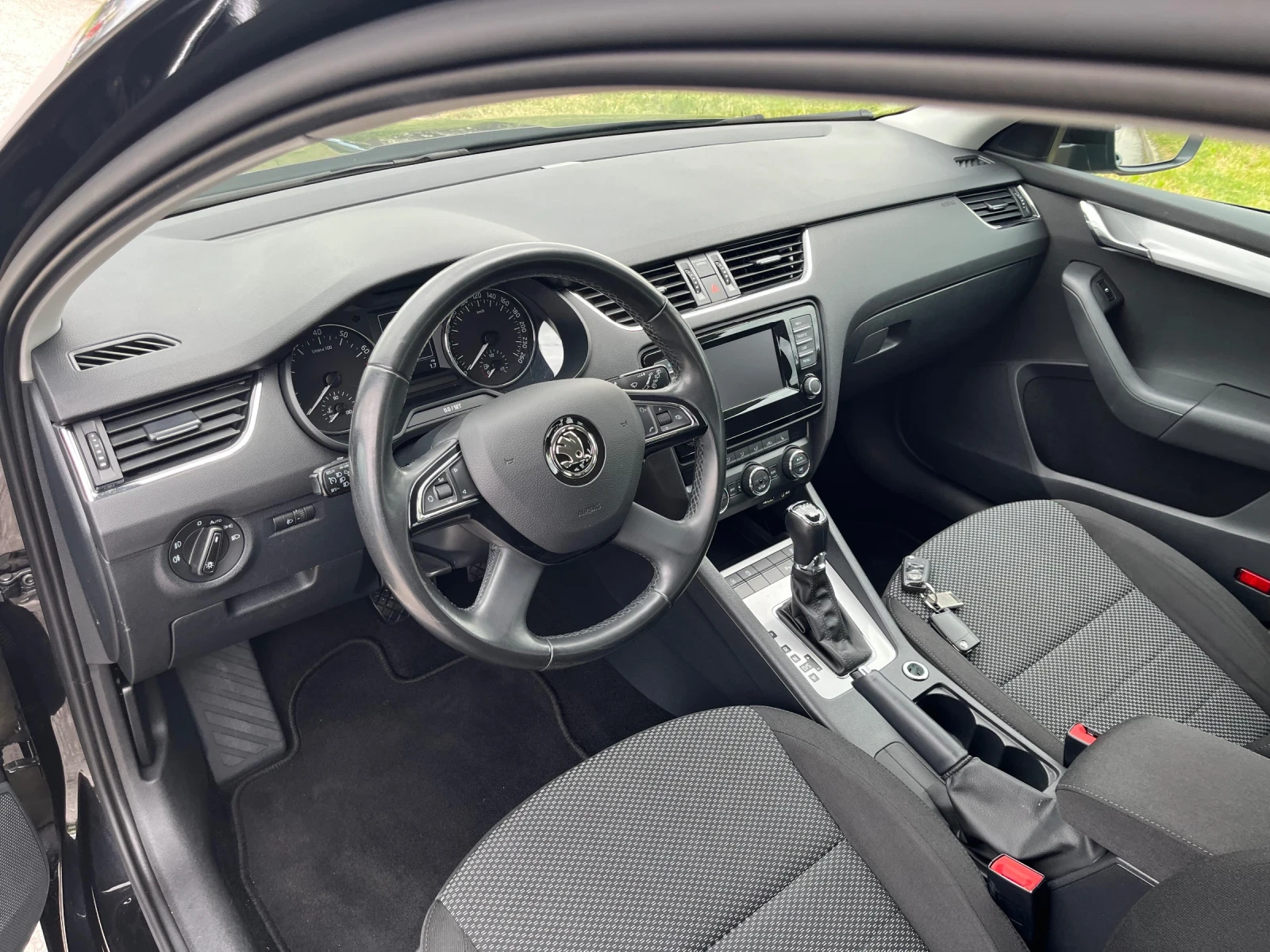 Skoda Octavia 1.8 Turbo DSG 4x4, снимка 13 - Автомобили и джипове - 54382735