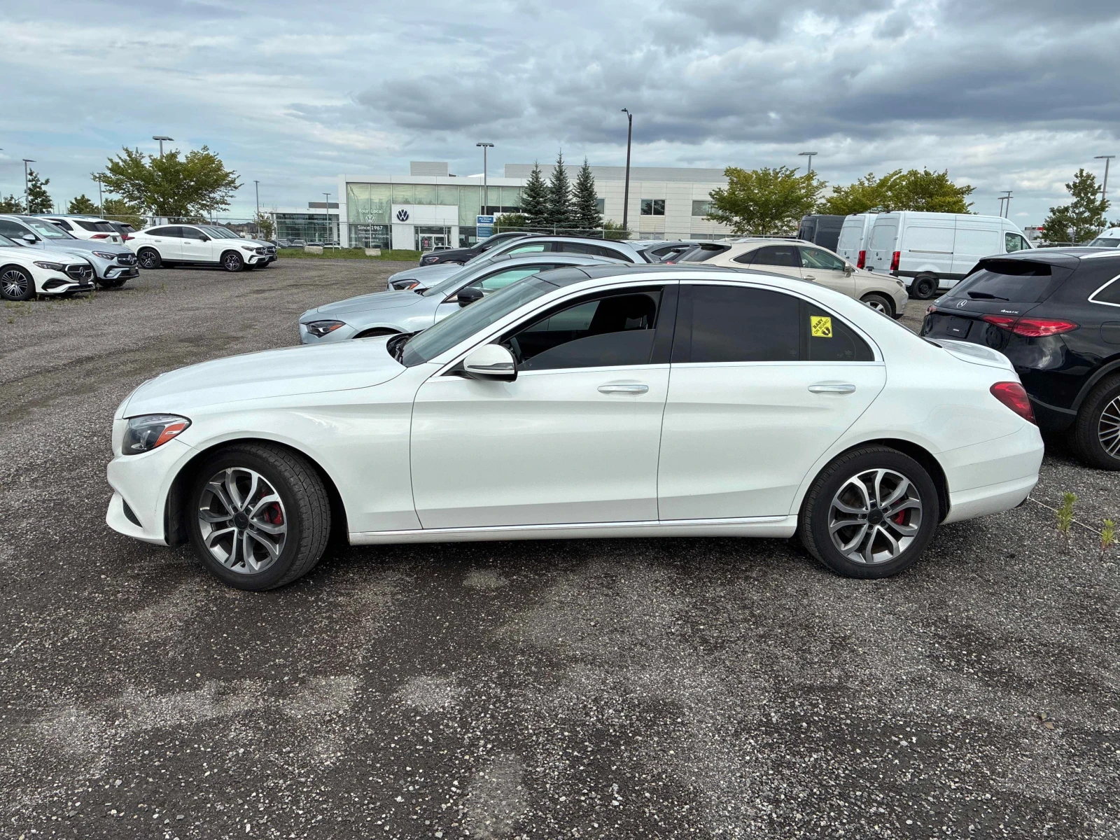Mercedes-Benz C 300 | CARFAX ГЛАВНО ПРЕДСТАВИТЕЛСТВО НА MERCEDES, снимка 3 - Автомобили и джипове - 55958388