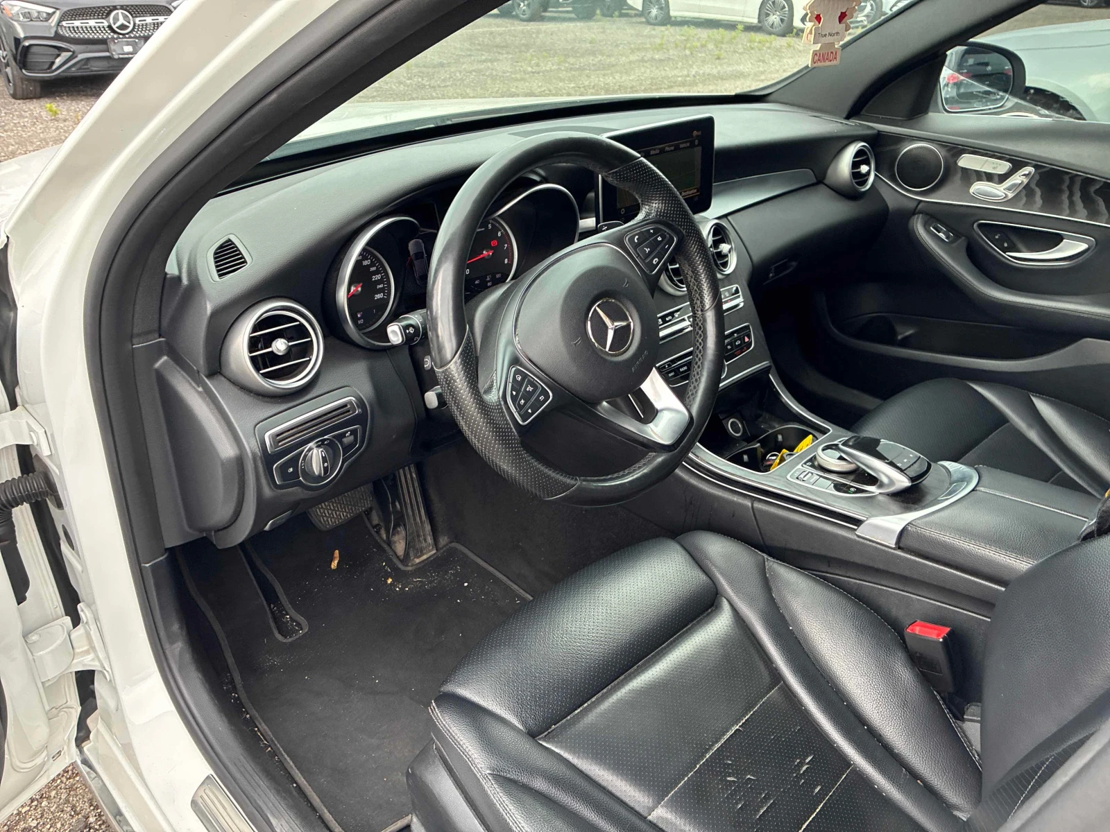 Mercedes-Benz C 300 | CARFAX ГЛАВНО ПРЕДСТАВИТЕЛСТВО НА MERCEDES, снимка 7 - Автомобили и джипове - 55958388