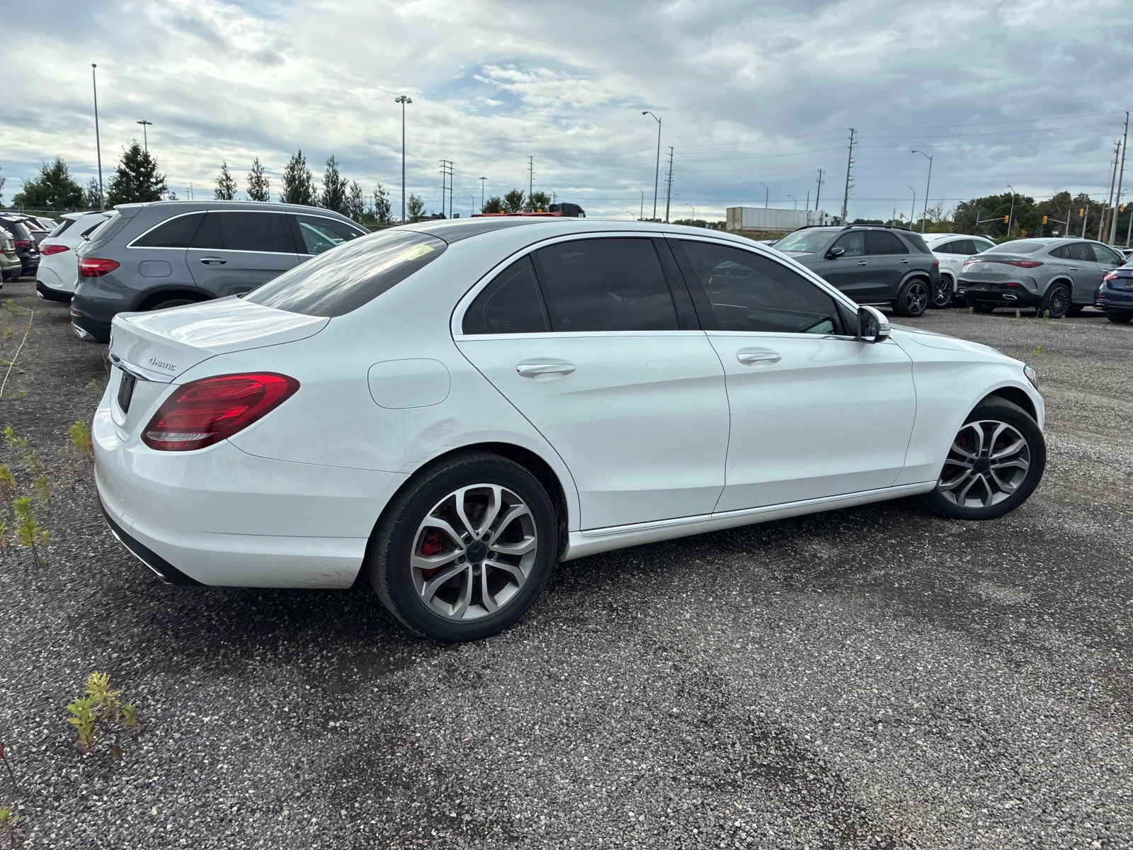 Mercedes-Benz C 300 | CARFAX ГЛАВНО ПРЕДСТАВИТЕЛСТВО НА MERCEDES, снимка 4 - Автомобили и джипове - 55958388
