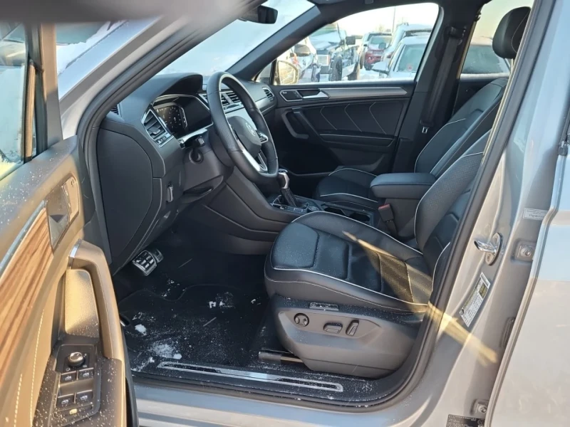 VW Tiguan R-LiNE-Panorama-Обдухване-Digital !!!, снимка 7 - Автомобили и джипове - 53427148