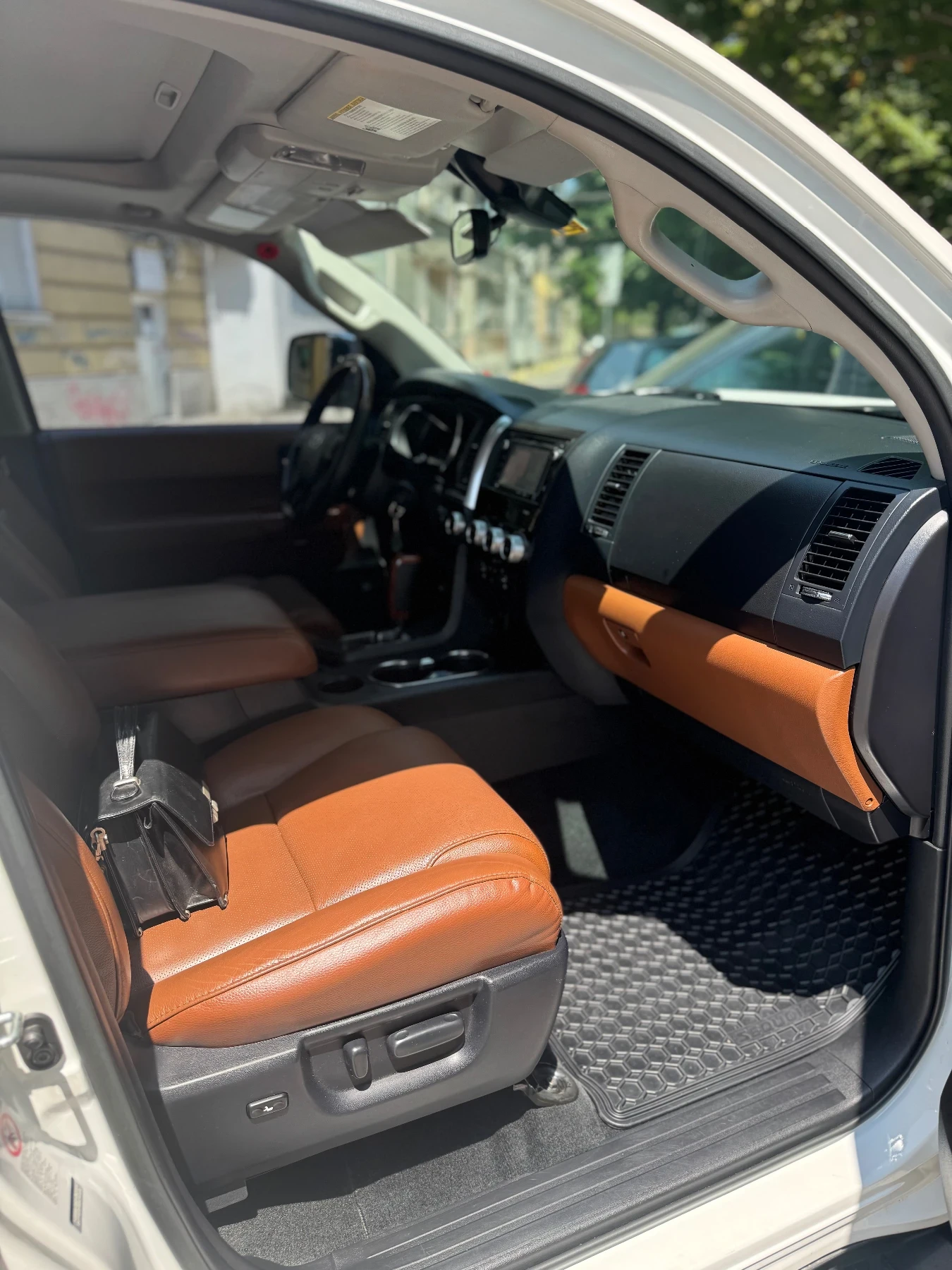 Toyota Sequoia 4x4 5.7i PLATINUM 90000 км - изображение 8