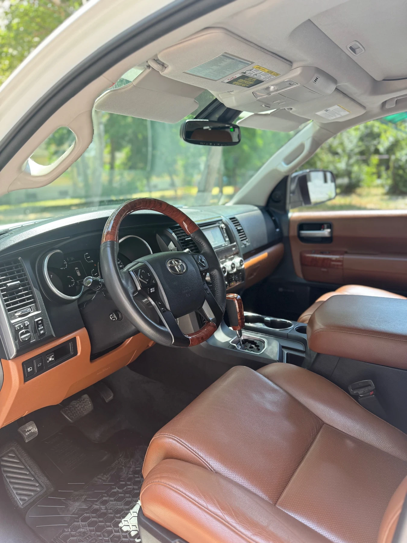 Toyota Sequoia 4x4 5.7i PLATINUM 90000 км - изображение 7