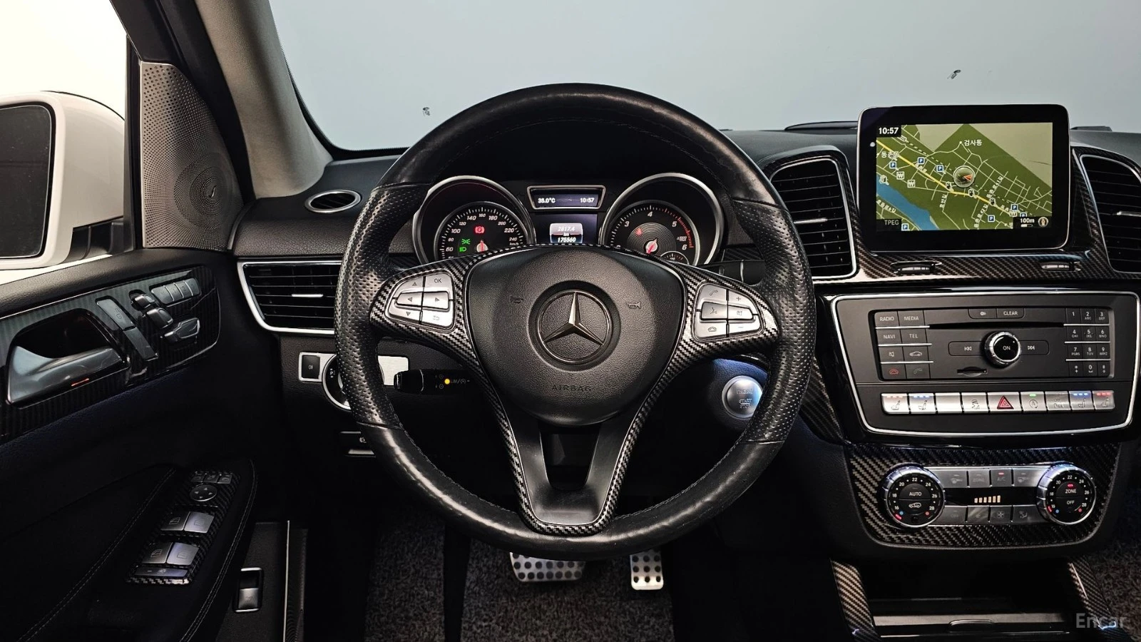 Mercedes-Benz GLE 350 4MATIC* AMG LINE* BURMESTER* PANO* DISTRO* ОБДУХ, снимка 9 - Автомобили и джипове - 55511963