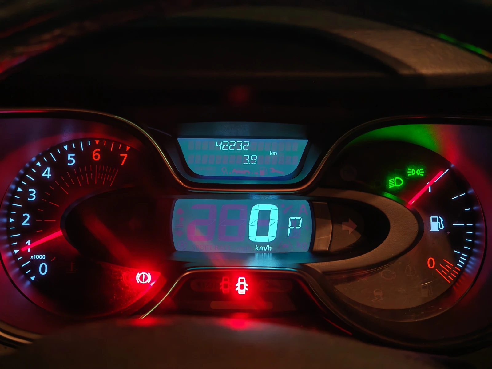 Renault Captur 1.3TCe, снимка 9 - Автомобили и джипове - 54417331