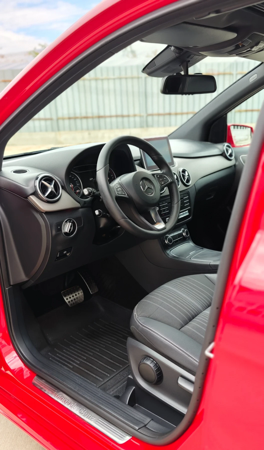 Mercedes-Benz B 180 Sport Line LED* Ambient* Panorama* Navi* DinamicDr, снимка 6 - Автомобили и джипове - 56332282