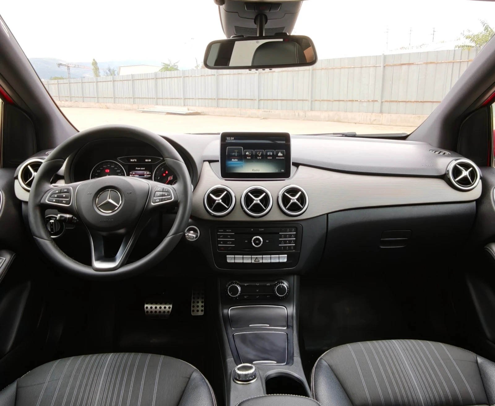 Mercedes-Benz B 180 Sport Line LED* Ambient* Panorama* Navi* DinamicDr, снимка 7 - Автомобили и джипове - 56332282