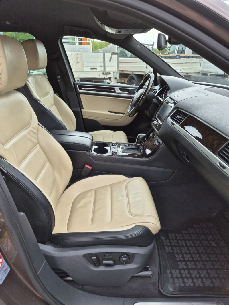 VW Touareg 4.2 TDI 340psEXCLUSIVE,  ШВЕЙЦАРИЯ сервизна книжка, снимка 9 - Автомобили и джипове - 45942097