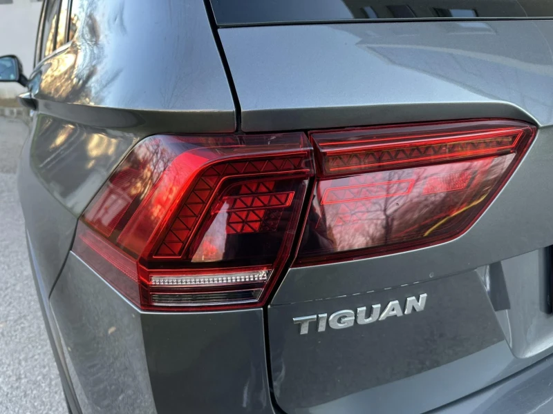 VW Tiguan R-LINE / 4-MOTION / HEAD-UP / Всички екстри, снимка 17 - Автомобили и джипове - 52741302