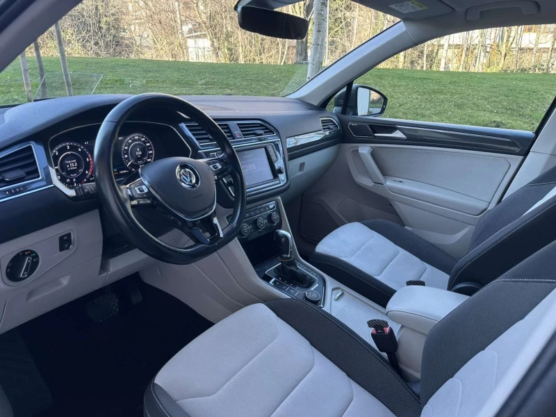 VW Tiguan R-LINE / 4-MOTION / HEAD-UP / Всички екстри, снимка 9 - Автомобили и джипове - 52741302