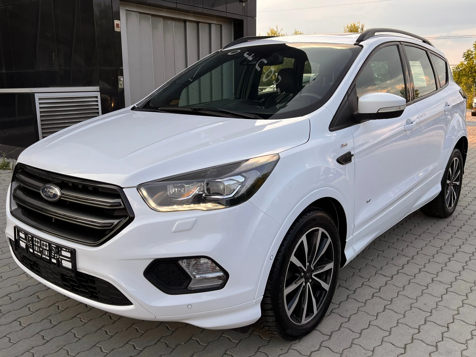 Ford Kuga ST-Line 2.0TDCi 4x4 Панорама Дистроник Камера - изображение 2