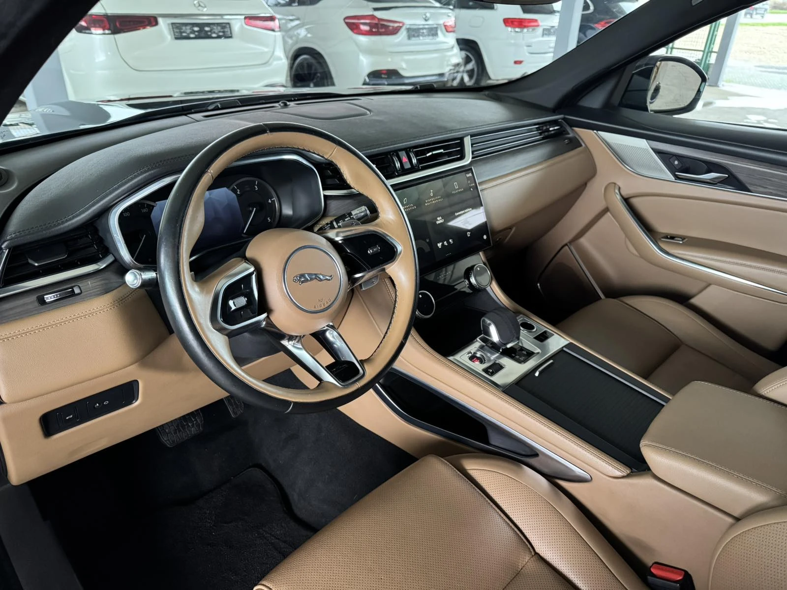 Jaguar F-PACE 204ps* 4X4* HYBRID* ПАНО* КОЖА* НАВИ* КАМЕРА*  - изображение 9