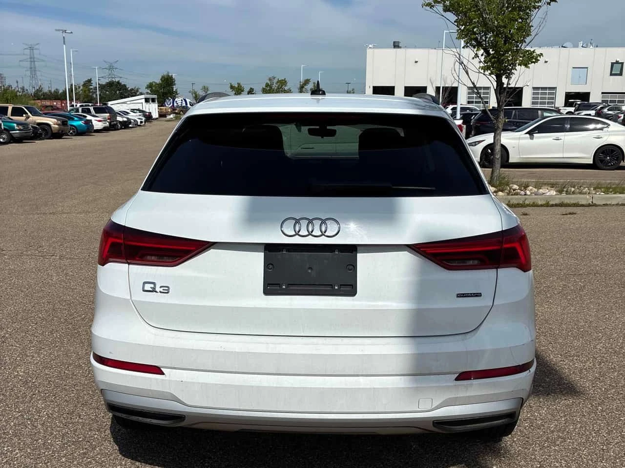 Audi Q3 * Komfort * АВТОКРЕДИТ* CARFAX* , снимка 4 - Автомобили и джипове - 55548073