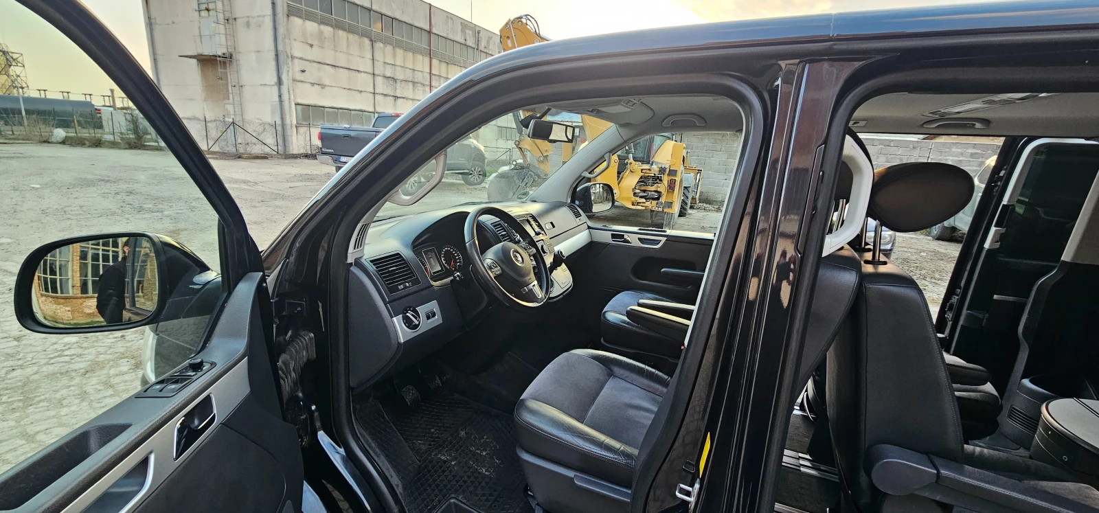 VW Multivan HI LINE XENON LED, снимка 12 - Бусове и автобуси - 54108007