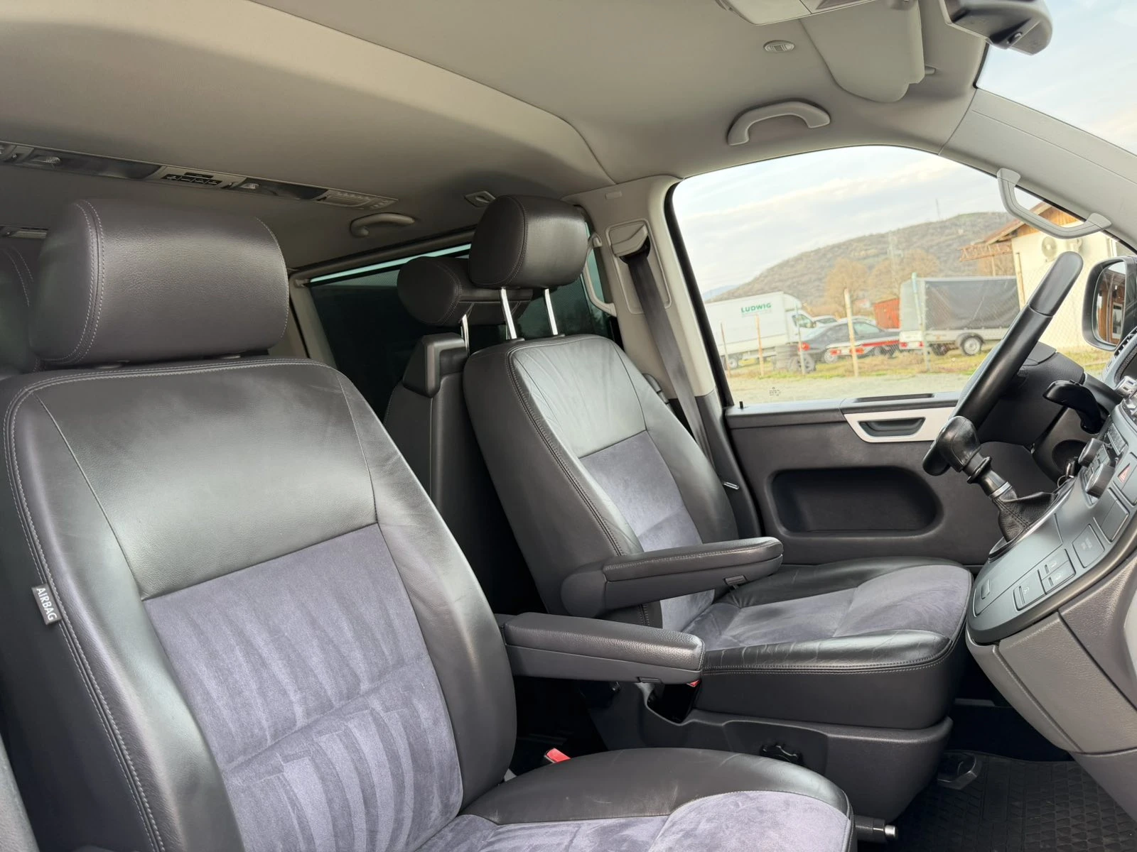 VW Multivan HI LINE XENON LED, снимка 10 - Бусове и автобуси - 54108007