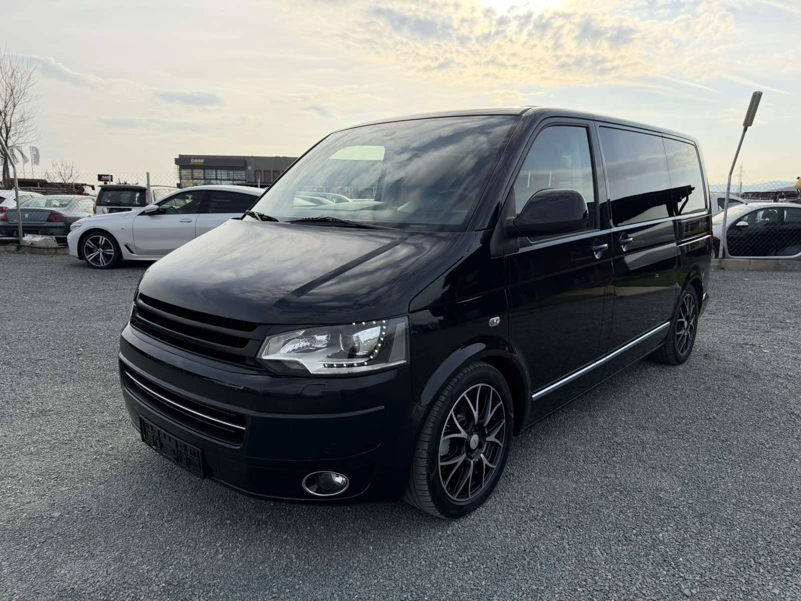 VW Multivan HI LINE XENON LED, снимка 3 - Бусове и автобуси - 54108007