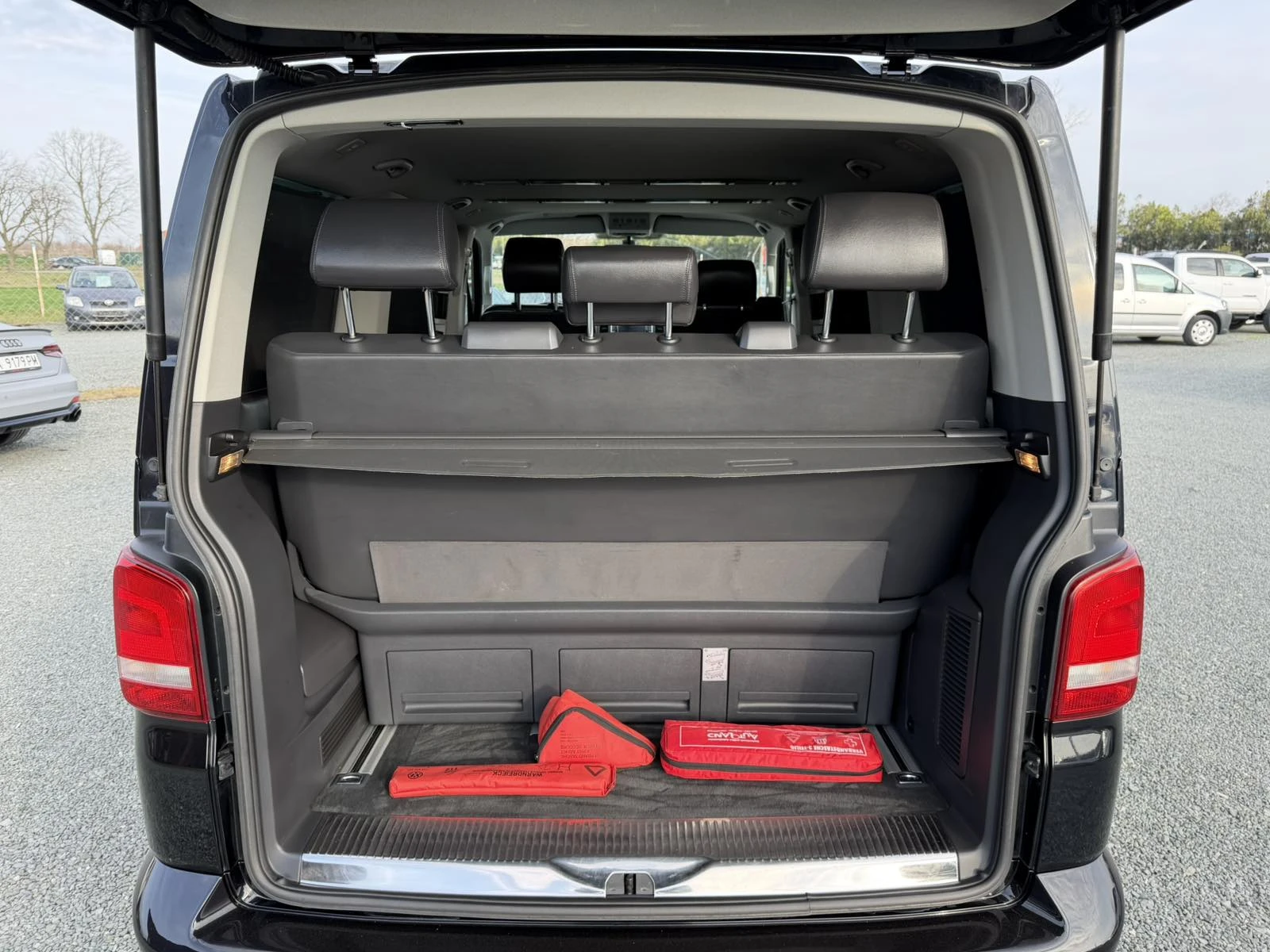 VW Multivan HI LINE XENON LED, снимка 14 - Бусове и автобуси - 54108007