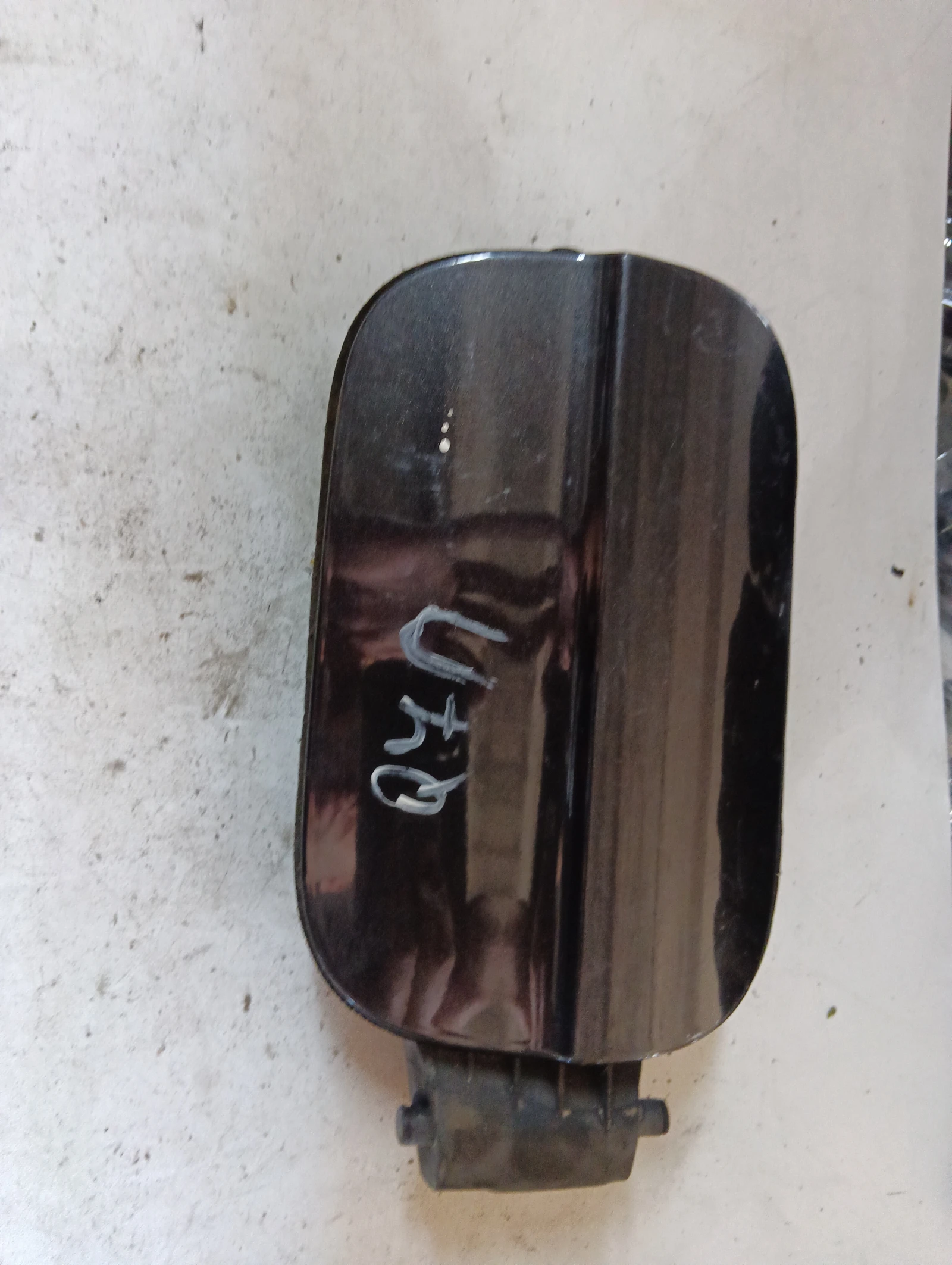 вратичка резервоар ЧЕРНА 4L0809857 Audi Q7