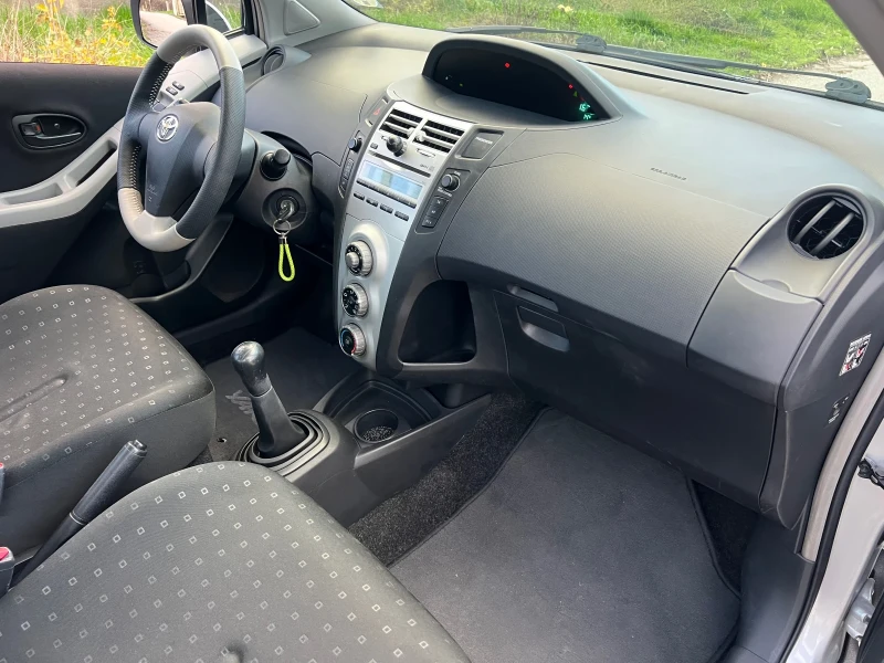 Toyota Yaris БЕНЗИН, снимка 11 - Автомобили и джипове - 52540751