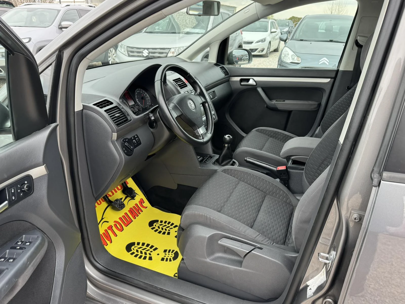 VW Touran 1.6I 102kc 6+ 1, снимка 13 - Автомобили и джипове - 53912938