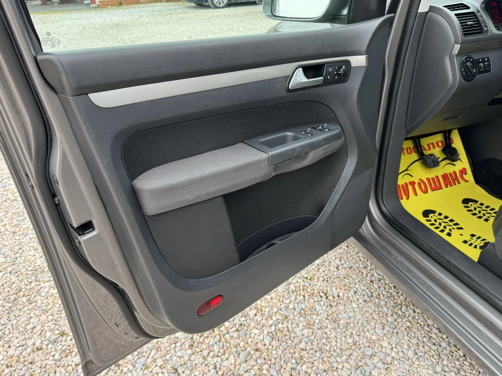 VW Touran 1.6I 102kc 6+ 1, снимка 12 - Автомобили и джипове - 53912938