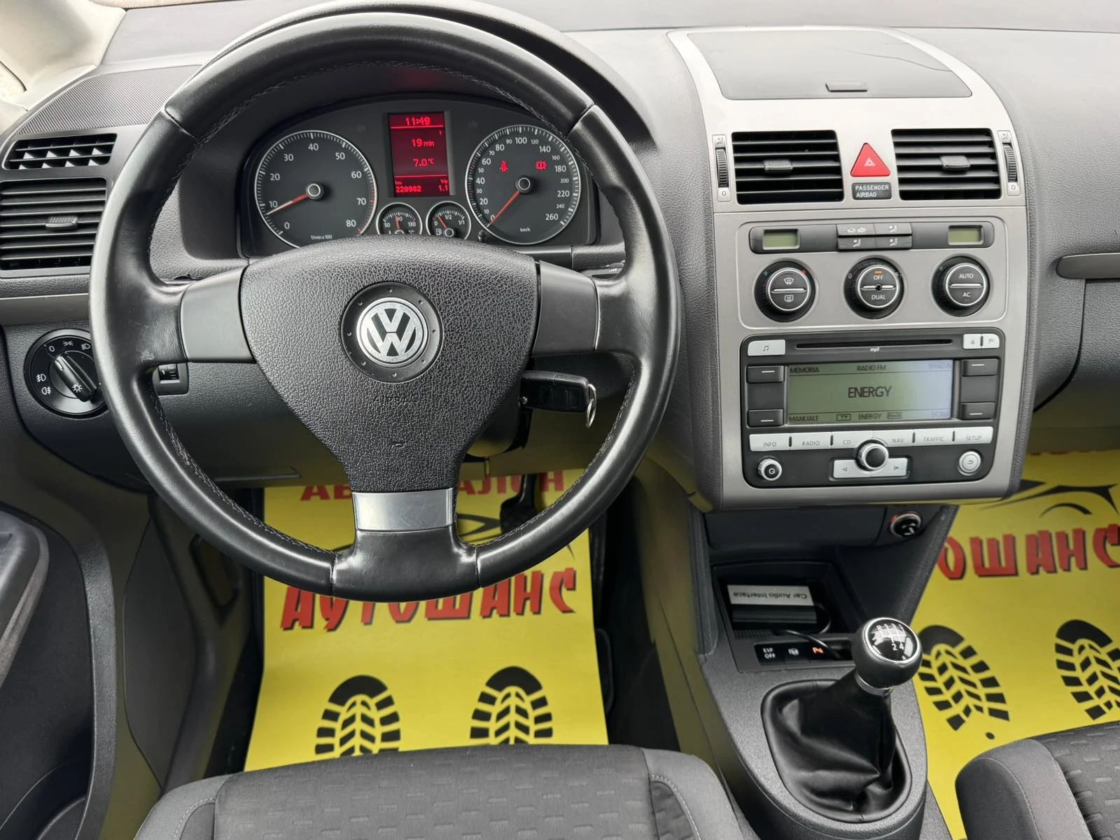 VW Touran 1.6I 102kc 6+ 1, снимка 11 - Автомобили и джипове - 53912938